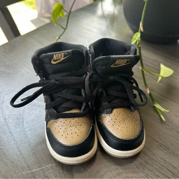 KIDS' TODDLER AIR JORDAN RETRO 1 HIGH OG CASUAL SHOES (7C) - Picture 2 of 5